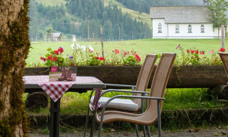 Auf der Sonnenterrasse des Hotel Birgsau genießen Sie den direkten Blick in die unberührte Landschaft des Stillachtals.