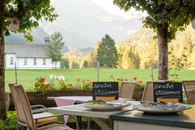 Die ersten Sonnenstrahlen auf der Terrasse