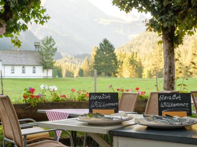Die ersten Sonnenstrahlen auf der Terrasse