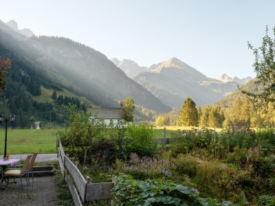Im malerischen Stillachtal liegt unsere Hochzeitslocation Allgäu. Für alle, die Wert auf eine familiäre Atmosphäre und Gemütlichkeit legen.