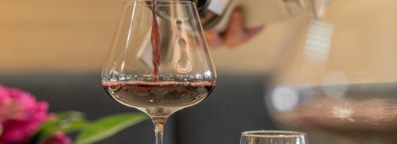 Beim Weineinschenken