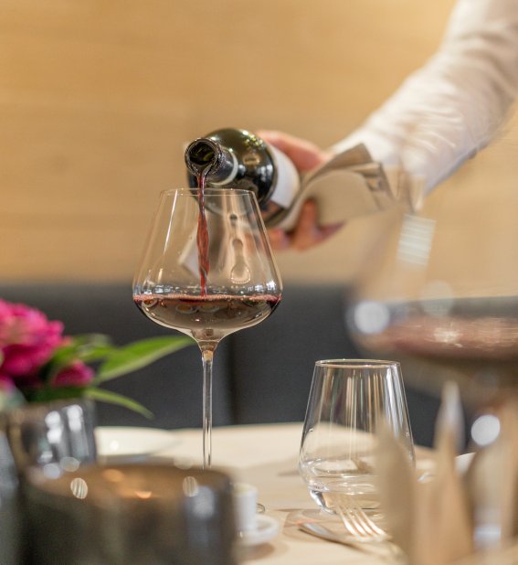 Beim Weineinschenken Beim Weineinschenken