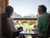Sonnenstrahlen und Bergkulisse auf dem Balkon erleben