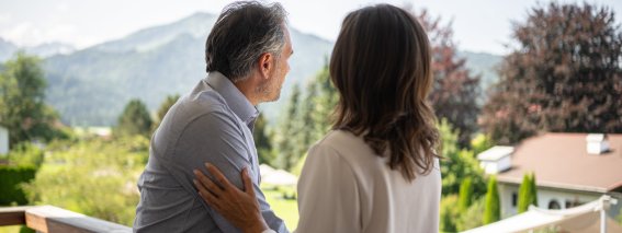 Die Ruhe der Berge vom Balkon aus genießen