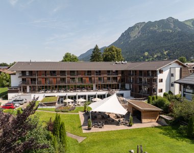 Sommerliche Panoramaansicht des Hotel Exquisit