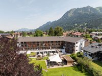 Luftaufnahme: Hotel, Garten und Berge in perfekter Harmonie