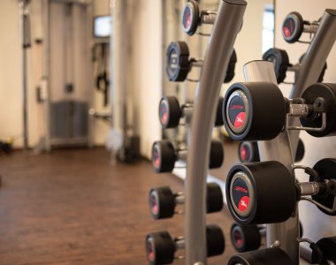 Hanteltraining im Fitnessraum