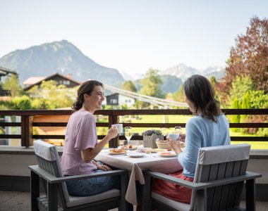 Frühstück in der Morgensonne mit Alpenpanorama