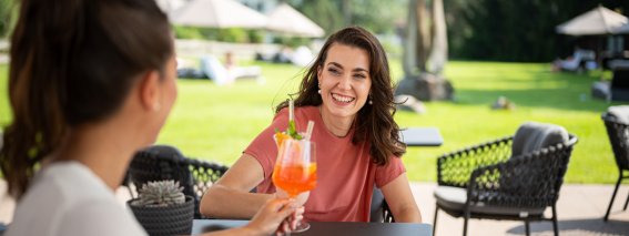 Cocktailgenuss im Café Himmelschrofen mit Bergblick