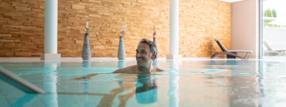 Entspannende Auszeit im warmen Wasser