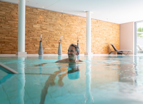 Entspannende Auszeit im warmen Wasser