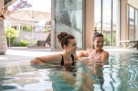 Momente der Schwerelosigkeit im warmen Wasser