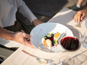 Süße Gaumenfreuden auf der sonnigen Hotelterrasse