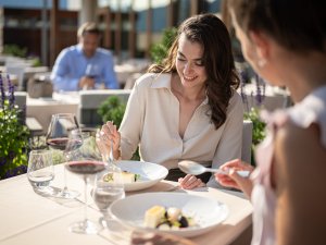 Süßes Verwöhnprogramm auf der Terrasse im Sonnenschein