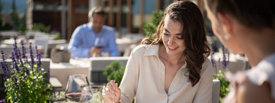 Süßes Verwöhnprogramm auf der Terrasse im Sonnenschein