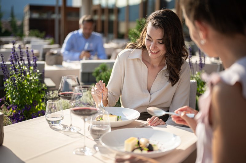 Süßes Verwöhnprogramm auf der Terrasse im Sonnenschein