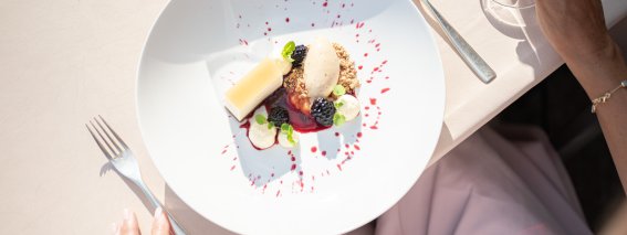 Sonniger Genussmoment mit feinem Dessert