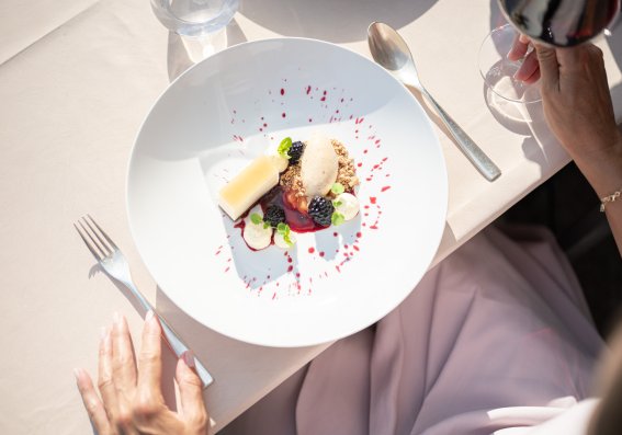 Sonniger Genussmoment mit feinem Dessert