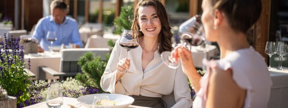 Sonniger Nachmittag mit Wein und süßen Köstlichkeiten