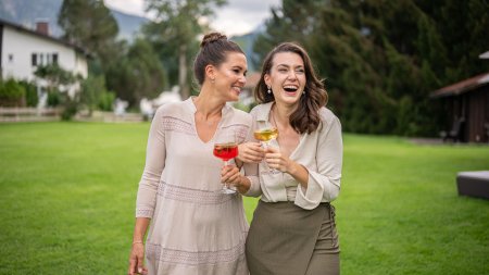 Entspannende Momente mit Freunden im Garten