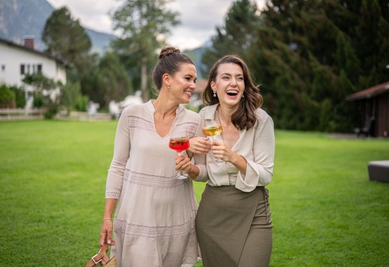 Entspannende Momente mit Freunden im Garten