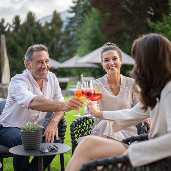 Genussvolle Auszeit mit Cocktails im Hotelgarten