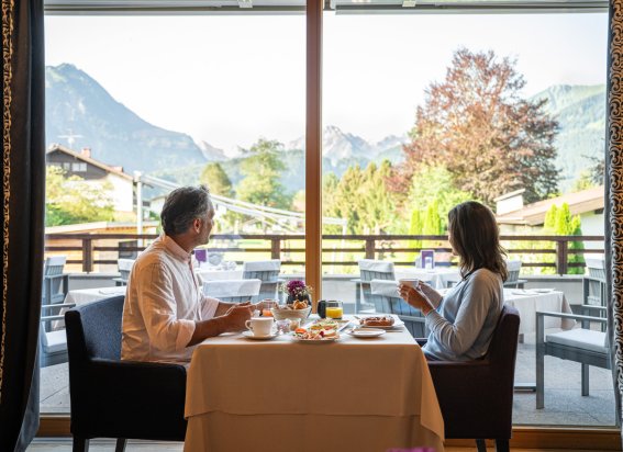 Frühstück mit Bergblick