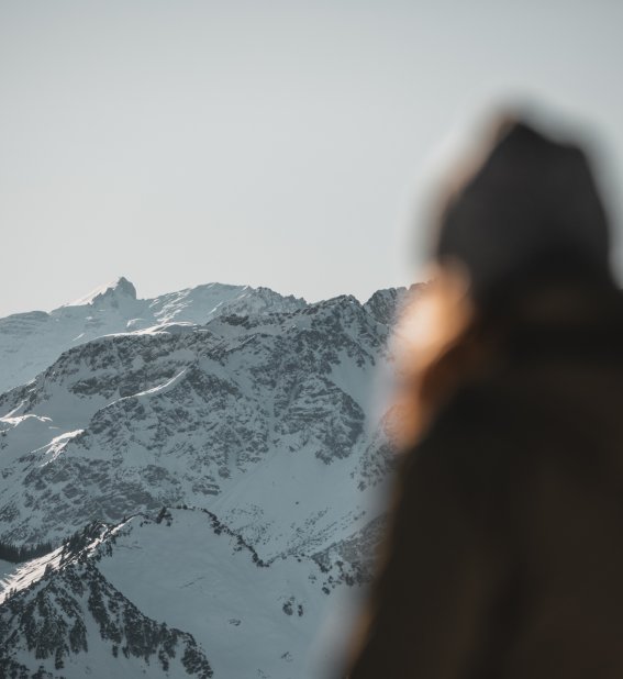 Blick auf die schneebedeckten Berge im Winter
