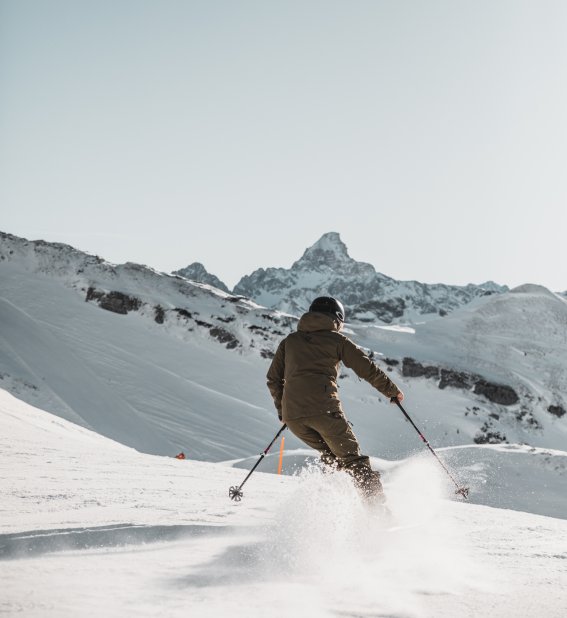 Skifahren in den Alpen bei klarem Himmel