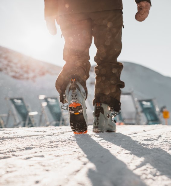 Schritte im Schnee auf einem sonnigen Berg