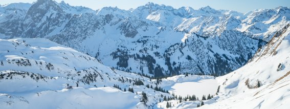 Schneebedecktes Bergpanorama Schneebedecktes Bergpanorama an einem sonnigen Tag in den allgäuer Aplen