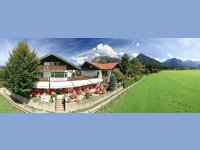 Das Hotel Restaurant Cafe Fuggerhof befindet sich optimal an der südlichen Lage mit direktem Blick auf die Oberstdorfer Bergwelt und Wiesen. Zentrale Lage in 5 Gehminuten zur Fußgängerzone. Die Wanderwege und Loipen starten dirket vom Hotel. Hotel Restaurant Fuggerhof