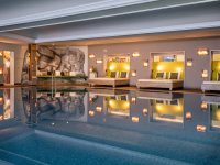 Großes Schwimmbad mit Ruhebetten