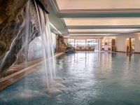 Schwimmbad mit Wasserfall