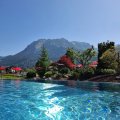 Infinity-Pool mit Bergblick