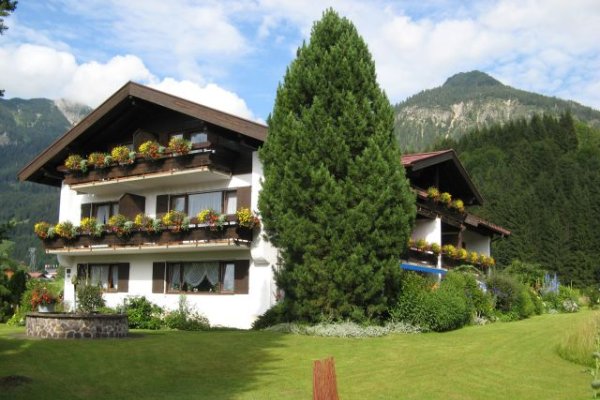 Hotel garni Hubert im Sommer