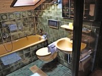 Bad mit Badewanne und Duschkabine