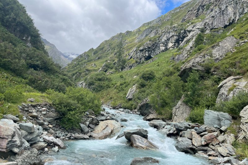 Die Iselschlucht bei Prägraten am Großvenediger zeigt die ursprüngliche Kraft der Isel und die beeindruckende Natur des Virgentals. Fels, Wasser und alpine Landschaft machen die Schlucht zu einem besonderen Naturerlebnis im Nationalpark Hohe Tauern. Ein lohnendes Ziel für Wanderer und Naturliebhaber im Urlaub in Osttirol.