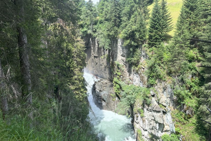 Regenbogenschlucht an der Isel bei Hinterbichl in Prägraten am Großvenediger – beeindruckendes Naturerlebnis im Nationalpark Hohe Tauern und beliebtes Ausflugsziel zum Wandern in Osttirol.