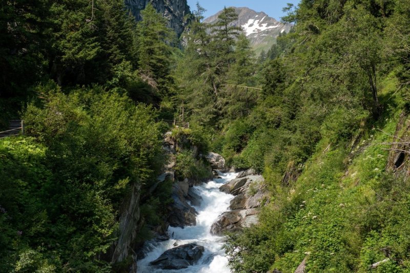 Wandern am Iseltrail in Prägraten am Großvenediger: Der naturbelassene Fluss Isel begleitet euch durch das Virgental und den Nationalpark Hohe Tauern. Ein besonderes Naturerlebnis für euren Wanderurlaub in Osttirol – direkt rund um die HEIMAT in Hinterbichl.