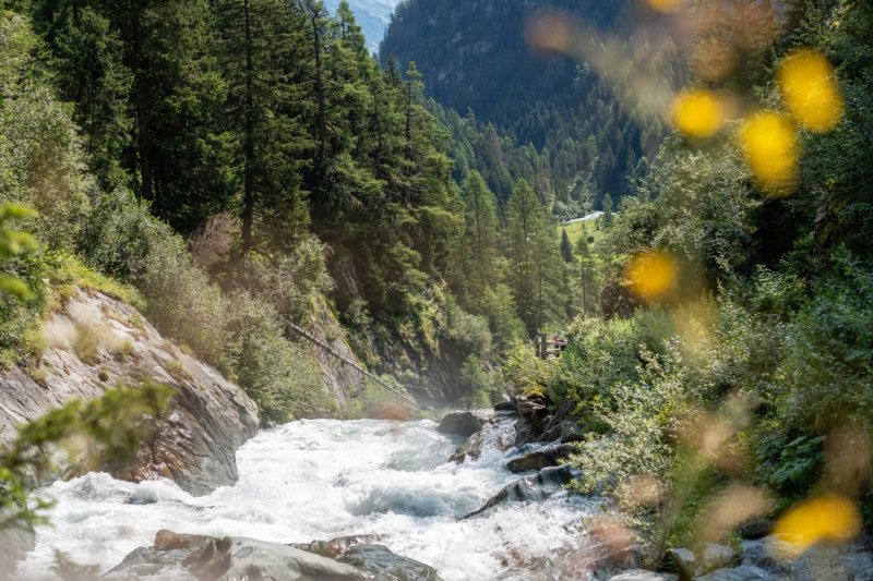 Die Oberen Umbalfälle bei Prägraten am Großvenediger – beeindruckende Wasserfälle der naturbelassenen Isel im Nationalpark Hohe Tauern. Ein besonderes Ausflugsziel für Wanderer und Naturliebhaber rund um die HEIMAT in Hinterbichl und ein Highlight für Wanderurlaub in Osttirol.