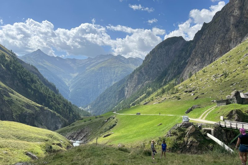 Eindrucksvolle Berglandschaft rund um das Hotel HEIMAT in Hinterbichl bei Prägraten am Großvenediger. Natur, Berge und Weite im Nationalpark Hohe Tauern – Urlaub in Osttirol.