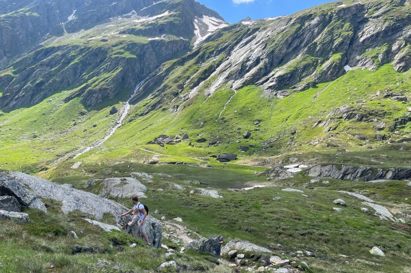 Naturerlebnis in Hinterbichl bei Prägraten am Großvenediger: ursprüngliche Berglandschaft, alpine Wiesen, Wälder und die beeindruckende Gipfelwelt des Nationalparks Hohe Tauern.
