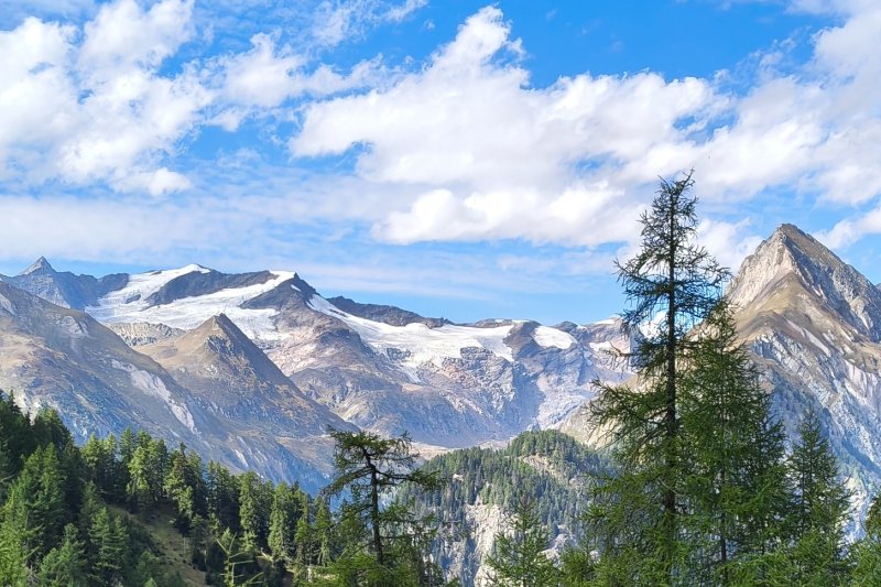 Panoramablick ins Maurertal bei Prägraten am Großvenediger in Osttirol. Die ursprüngliche Berglandschaft im Nationalpark Hohe Tauern lädt zum Wandern, Bergsteigen und Entdecken der Hohen Tauern ein.