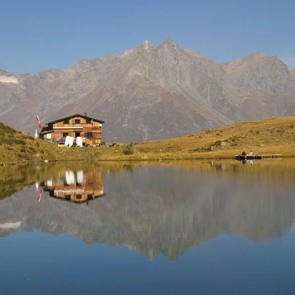 Die Bergerseehütte in der Venedigergruppe ist ein wunderschönes Wanderziel im Virgental bei Prägraten am Großvenediger. Umgeben von beeindruckender Berglandschaft und dem Bergersee bietet die Hüttentour ein besonderes Naturerlebnis im Nationalpark Hohe Tauern – ideal für einen Wanderurlaub in Osttirol rund um die HEIMAT in Hinterbichl.