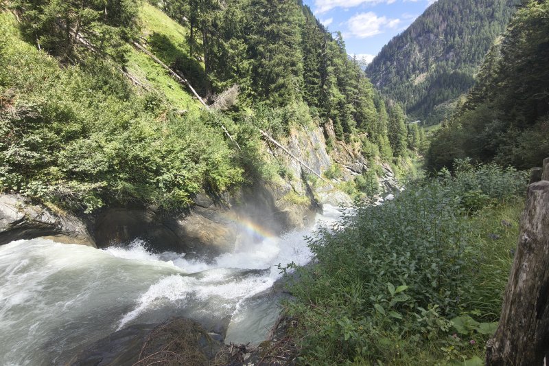 Die Oberen Umbalfälle im Umbaltal bei Prägraten am Großvenediger gehören zu den beeindruckenden Naturerlebnissen in Osttirol. Das tosende Wasser der Isel, alpine Landschaft und die ursprüngliche Natur machen die Umbalfälle zu einem beliebten Ausflugsziel für Wanderer und Naturliebhaber im Nationalpark Hohe Tauern.