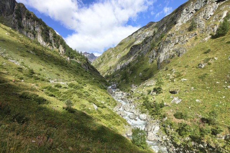 Der Isel Naturkraftweg führt entlang der Isel durch die ursprüngliche Natur des Virg entals in Osttirol. Das Wasser der Isel, die Berglandschaft und die ruhige Natur machen den Weg zu einem besonderen Erlebnis für Wanderer und Naturliebhaber. Ein schönes Ausflugsziel im Nationalpark Hohe Tauern nahe Prägraten am Großvenediger.