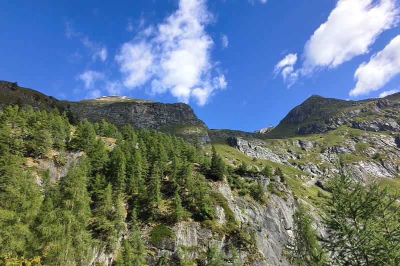 Blick von den Oberen Umbalfällen im Umbaltal Richtung Wiesbauerspitze bei Prägraten am Großvenediger. Die beeindruckende alpine Landschaft rund um die Isel verbindet tosende Wasserfälle mit hochalpiner Bergwelt im Nationalpark Hohe Tauern – ein besonderes Naturerlebnis beim Wandern in Osttirol.