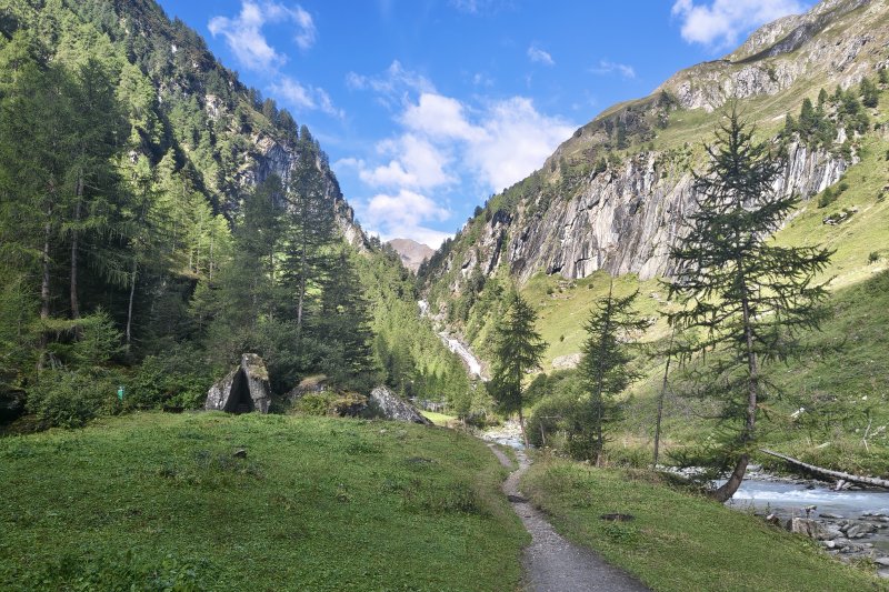 Beeindruckender Blick ins Umbaltal bei Prägraten am Großvenediger in Osttirol. Das ursprüngliche Hochtal mit seinen markanten Bergen und der Isel gehört zum Nationalpark Hohe Tauern und ist ein beliebtes Ziel für Wanderungen und Bergtouren rund um den Iselursprung und die Umbalfälle.