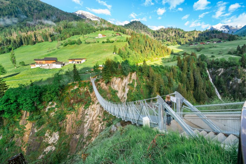 Die Hängebrücke am Iseltrail bei Virgen in Osttirol – eine beeindruckende Wanderung entlang der Isel durch das Virgental im Nationalpark Hohe Tauern. Ein beliebtes Ausflugsziel für Wanderer rund um Prägraten am Großvenediger und das Hotel HEIMAT.